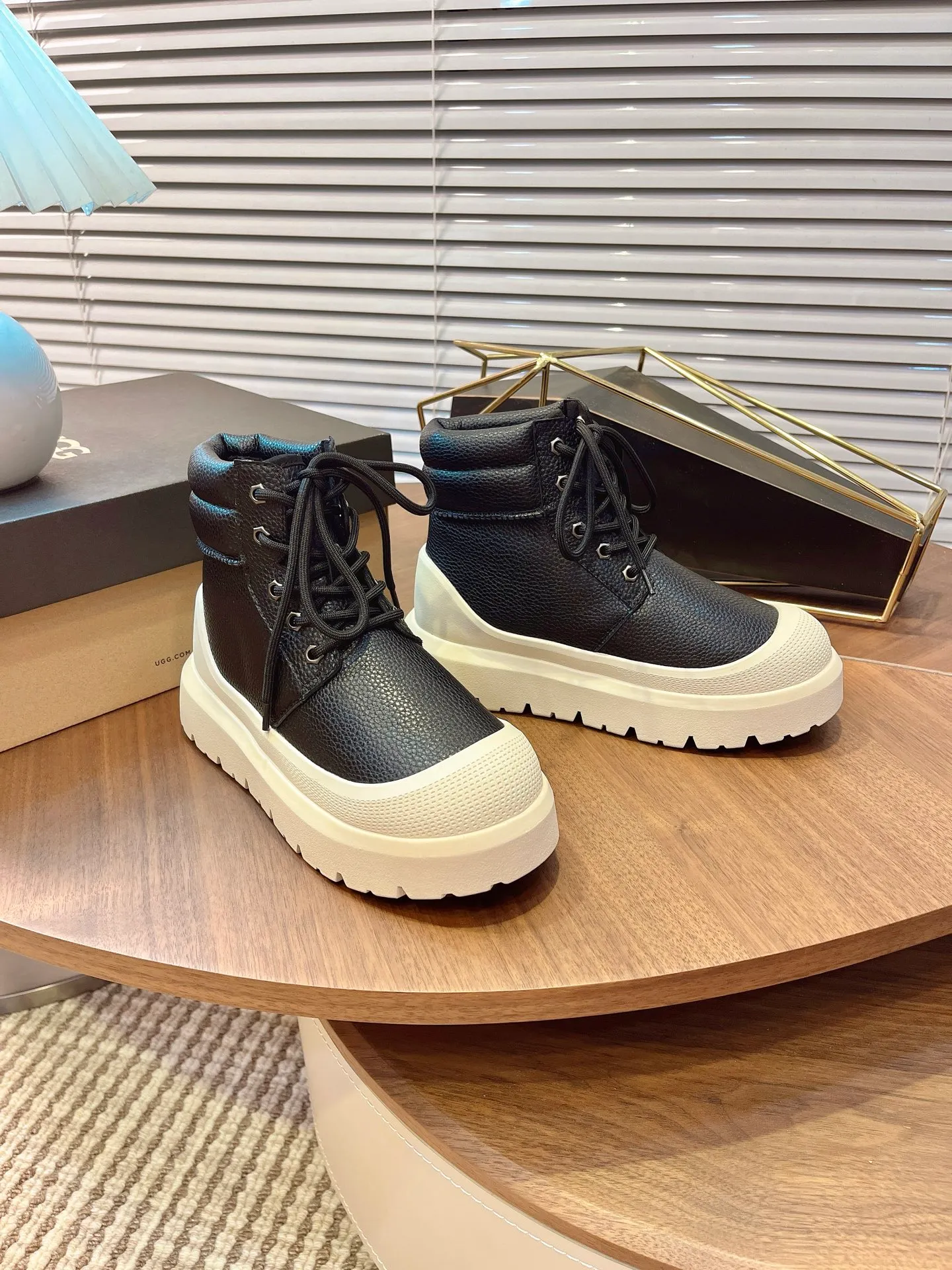 【UGG】 P: 600💰 Couple shoes Size: Women’s size 35-40 / Men’s size 40-44 UGG Tasman Weather Hybrid slip-on snow boots👢 Wang Yibo's same style 👏 adds a large orange sole to the classic Tasman shoe style, functional color contrast design, environmentally friendly waterproof and snowproof material, which has both fashionable and functional attributes. At the same time, it is paired with the new UGG furry shoes Keen's furry color-blocking jacket. Bright orange and maroon collide to create a new light outdoor style and open up a new travel experience in early autumn! Using the best materials, the 17mm fur integrated surface is warmer and breathable, and the outsole is upgraded to a lightweight and wear-resistant light wing technology outsole!
